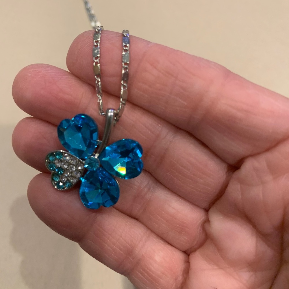 Silvertone 9 1/2” L Necklace w/ 4-Leaf Clover Pendant